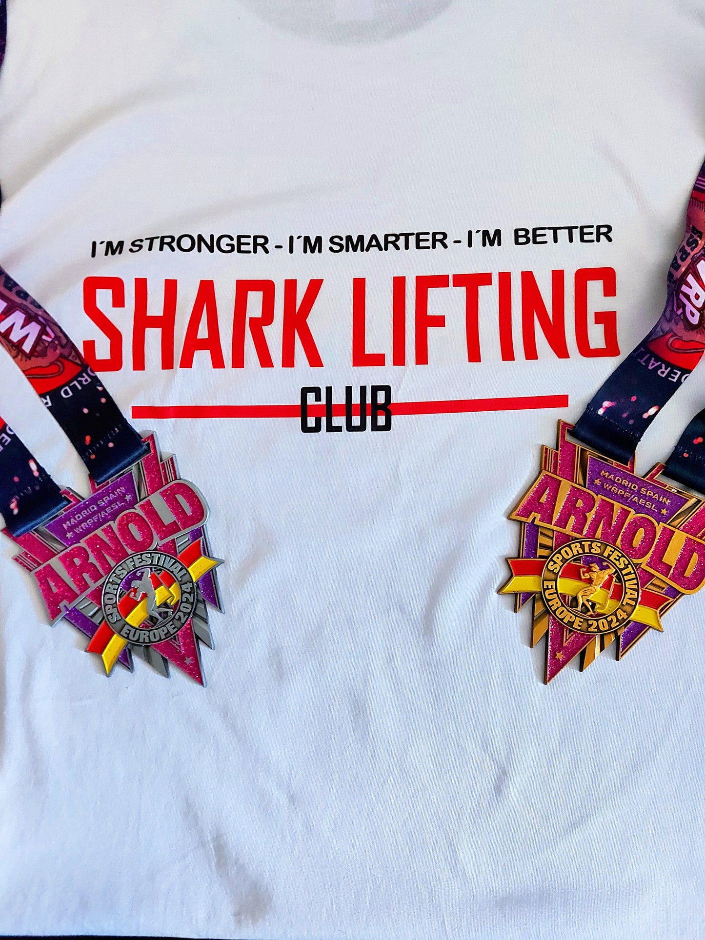 2 - Camiseta Shark Lifting Club #009 blanca (UNISEX)